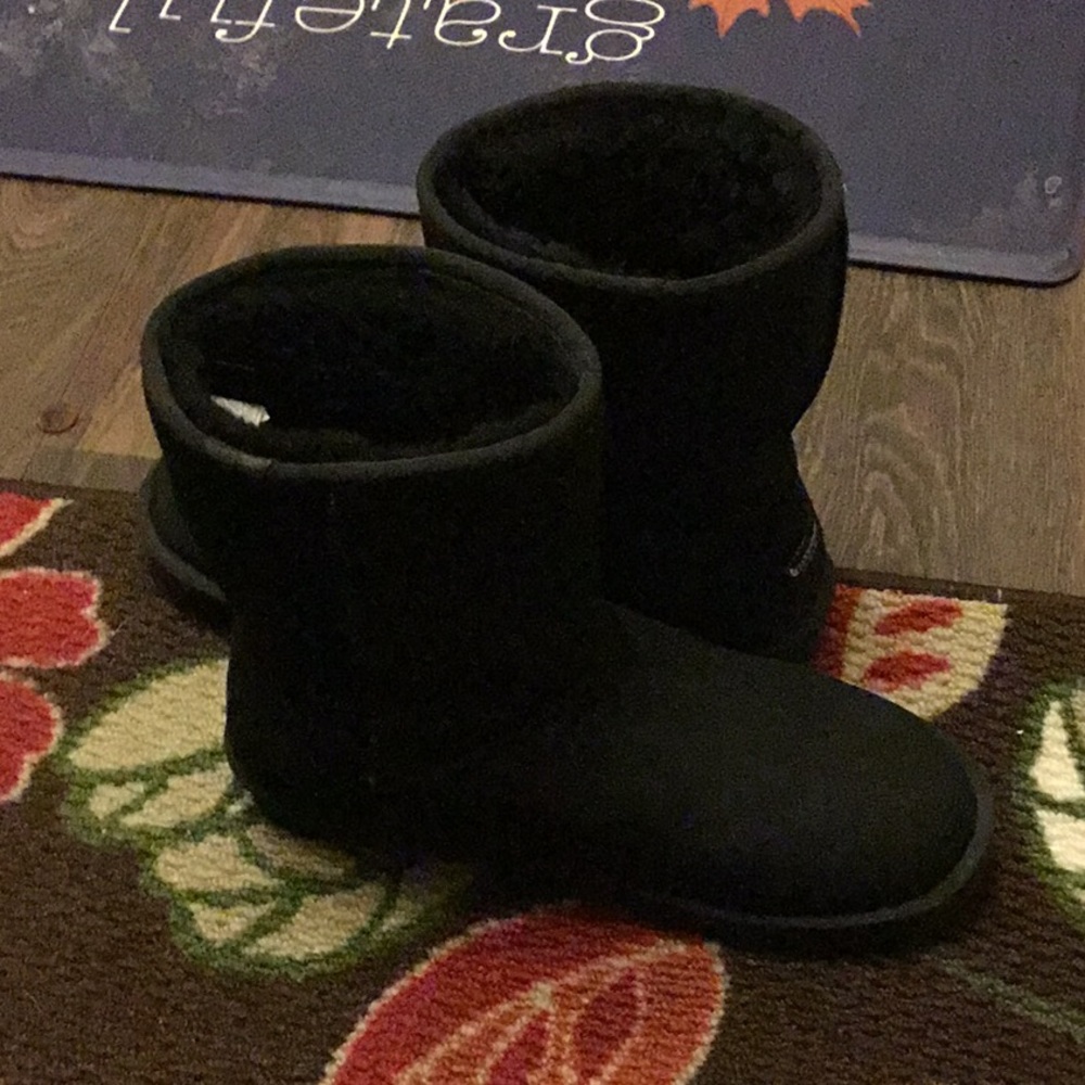 Koolaburra black uggs